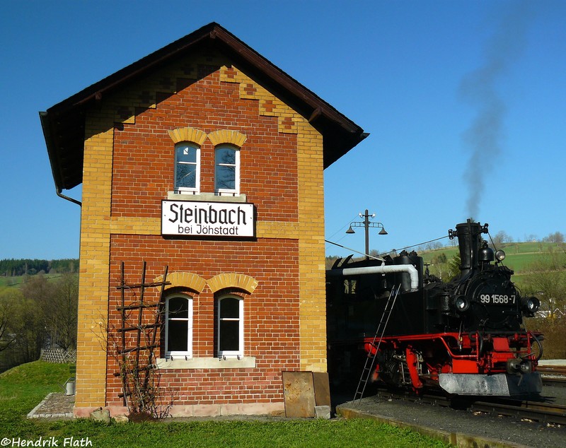 Nach knapp 3-monatiger Abwesenheit melde ich mich in den kommenden Wochen wieder auf bahnbilder.de zurck. Beginnen mchte ich mit einer kleiner Serie der Pressnitztalbahn.
Das  Postkartenmotiv  von Steinbach konnte am 13.04.2009 mit 99 1568 ungesetzt werden.