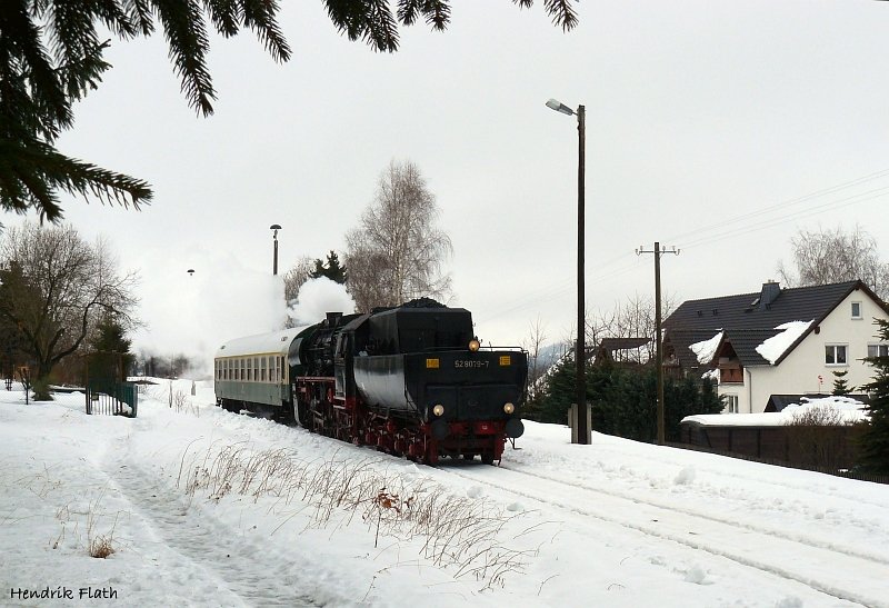 Nach knapp zweieinhalb Stunden ist 52 8079-7 auf dem Rckweg nach Cranzahl. Hier bei der Ausfahrt aus dem Bahnhof Schlettau am 28.02.2009