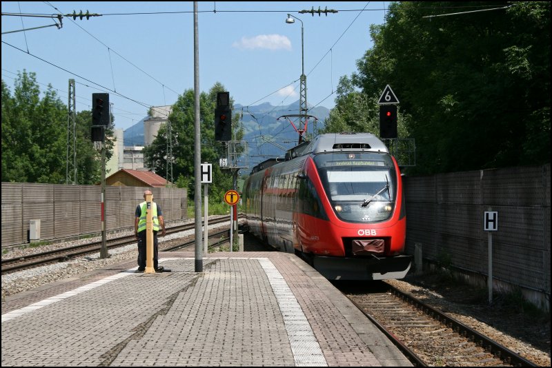 Nach der Kreuzung mit 4024 068 rollt der 4024 072 als RB5117 (R5117) von Rosenheim nach Innsbruck auf Gleis 3 des Bahnhofes Kiefersfelden ein. 