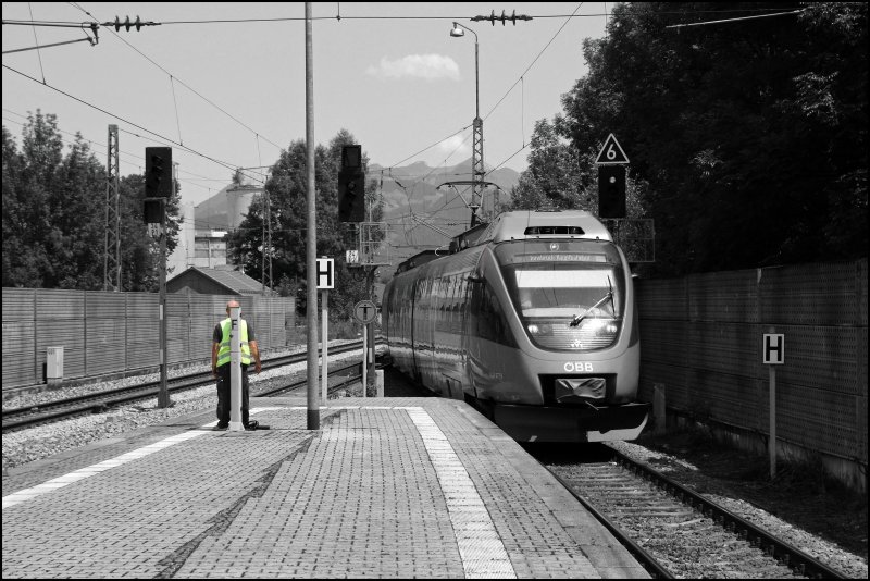 Nach der Kreuzung mit 4024 068 rollt der 4024 072 als RB5117 (R5117) von Rosenheim nach Innsbruck auf Gleis 3 des Bahnhofes Kiefersfelden ein. Diesmal in S/W Aufnahme. 