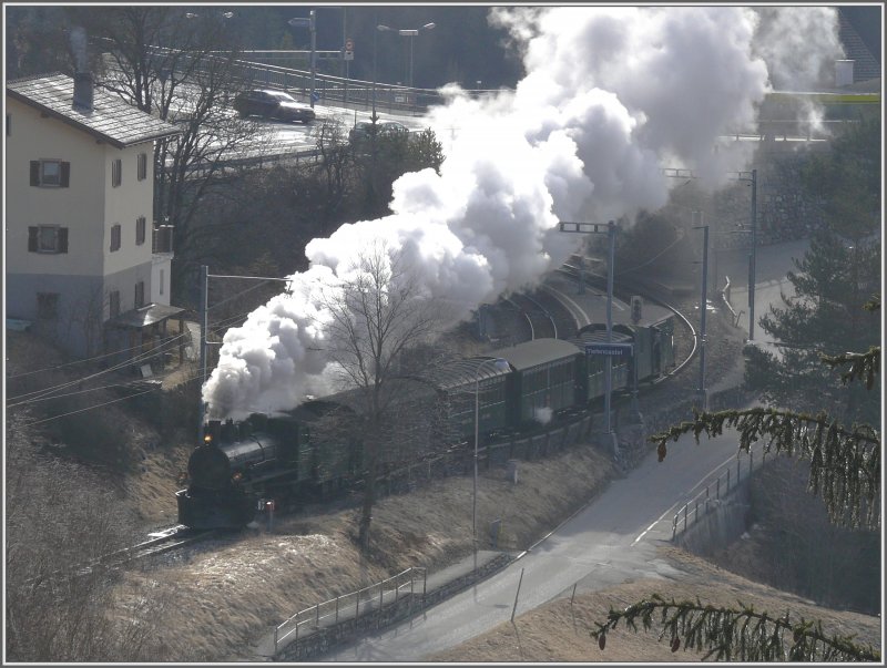 Nach der Kreuzung mit einem entgegenkommenden Schnellzug, verlsst die G4/5 108 mit Volldampf den Bahnhof Tiefencastel. (20.02.2008)