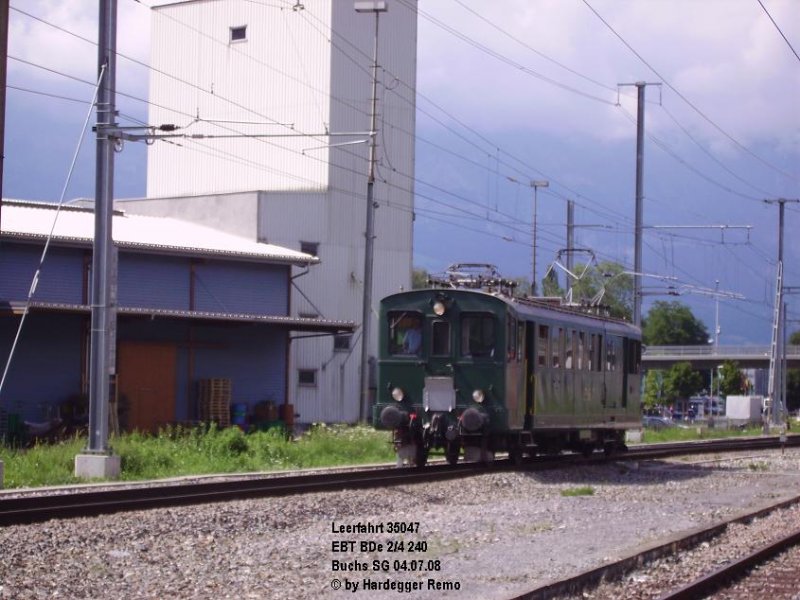 Nach kurzem Halt und Kreuzung des Thurbos aus Sargans, gings als Leerfahrt 35047 nach Sargans zur Abstellung. Hier der BDe 2/4 240 der EBT bei der Ausfahrt in Buchs SG.
04.07.08