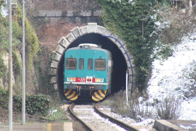 Nach kurzem Halt in Tufo, macht sich um 14.32 Uhr der ALn 663 1133 weiter auf dem Weg nach Avellino und fhrt unter Tufo hindurch, berquert bald den Sbato, durchfhrt drei weitere Tunnel, hlt kurz in Prata, fhrt am Fiat-Werk entlang und erreicht in 20 Minuten sein Zeil Avellino. Einige der Streckenabschnitte sind in der Rubrik  Minuetto  oder  ALn 668  zu sehen; 15.12.2007