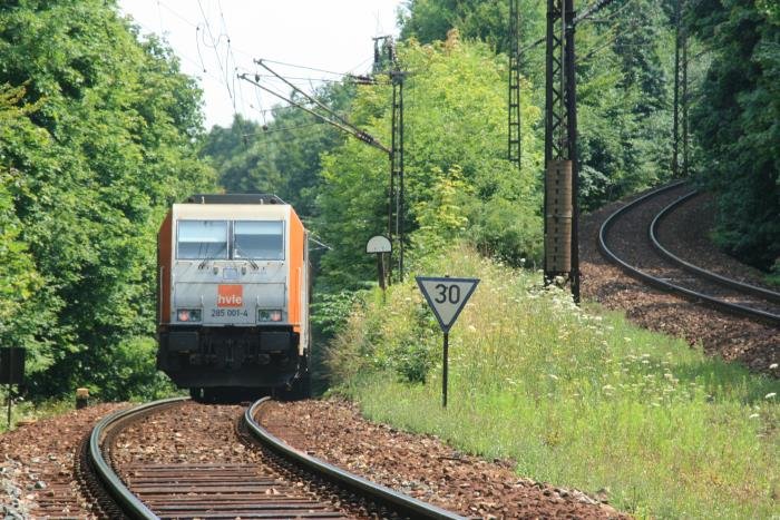 Nach kurzem Halt, wobei der Beimann seinen Arbeitsplatz von 285 001 auf die V330.1 wechselte, setzt der Zug die Talfahrt nach Blankenburg ber die nchste Rampe fort; 16.07.2008