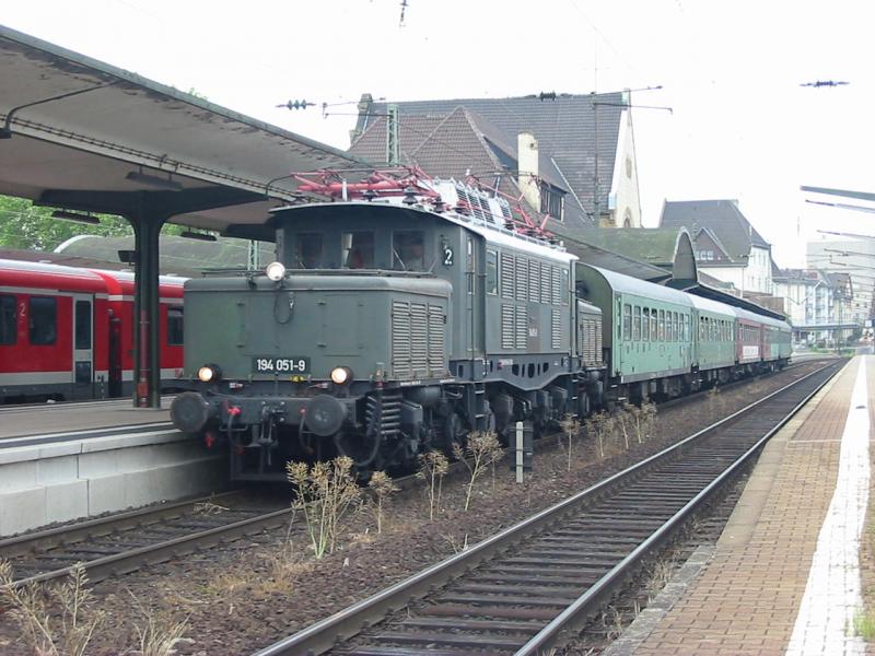 Nach kurzem Halt in Worms Hbf macht sich die 194-051 mit ihrem Sonderzug nach Sonneberg auf den Weg nach Biblis das ist der nchste Halt des Zuges.
18.06.2005