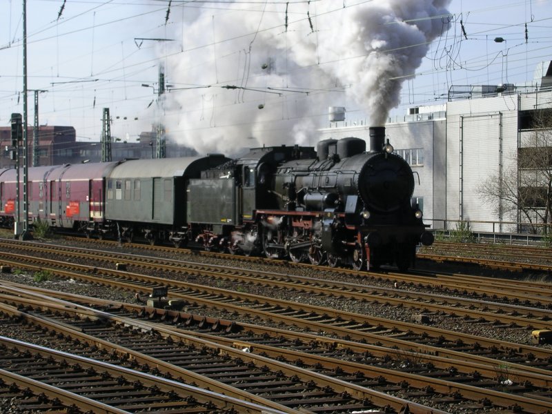 Nach kurzem Wasserauftanken ,Gleis 31 im Dortmunder Hbf., fhrt die P8 (2455) mit dem Zug der Erinnerung in Richtung Hamm Westf.(23.03.2008)