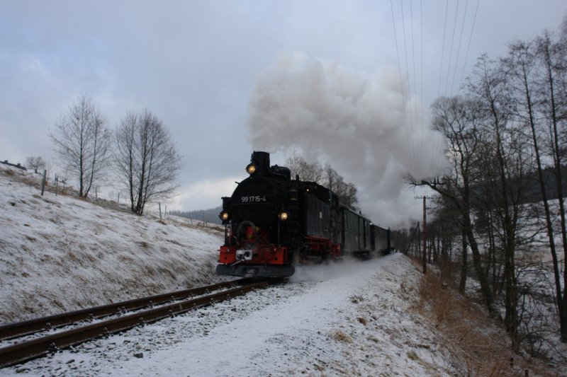 Nach kurzen, aber starken Schneeflockentreiben, das wenige Minuten vor dieser Aufnahme endete, dampfte die 99 1715 diesmal mit einem Personenzug durch das winterliche Prenitztal kurz vor dem Endbahnhof Jhstadt. (16.02.08)