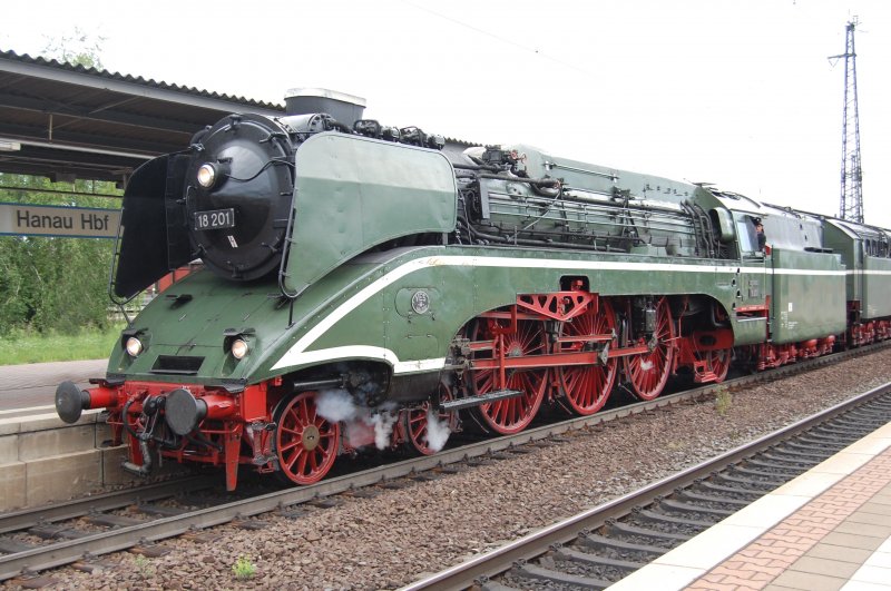 Nach einer kurzen Fahrt ber Darmstadt-Merck, Langen, Offenbach, hlt die 18 201 mit ihrem Sonderzug nach Leipzig in Hanau.