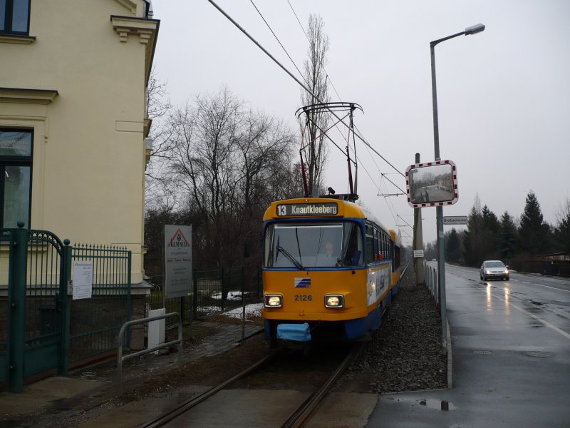Nach kurzer berlandfahrt entlang der Dieskaustrae erreicht die T4Dm 2126 gleich die Hst. Seumestrae in Knautkleeberg
Leipzig, 20.02.2009