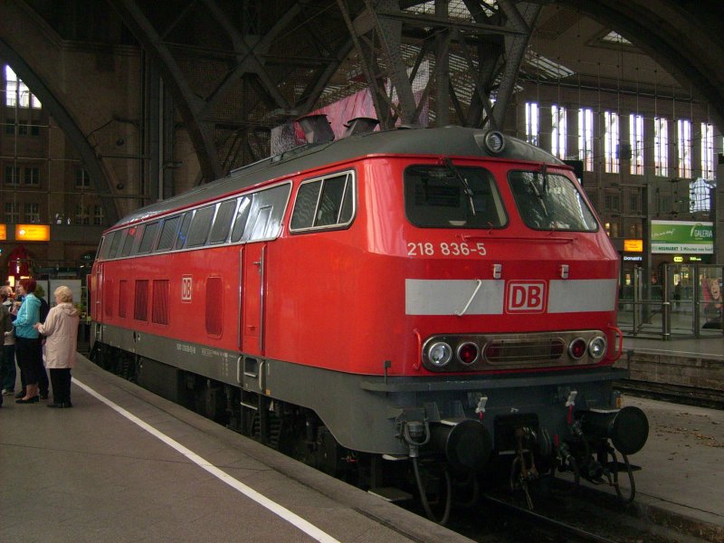 Nach längerer Abstinenz ist mal wieder eine Lok der BR 218 in Leipzig zu Gast! 218 836 vom GB Fernverkehr rangiert im Leipziger Hbf die Ersatzzüge samt Lok in und aus dem Bahnhof.  