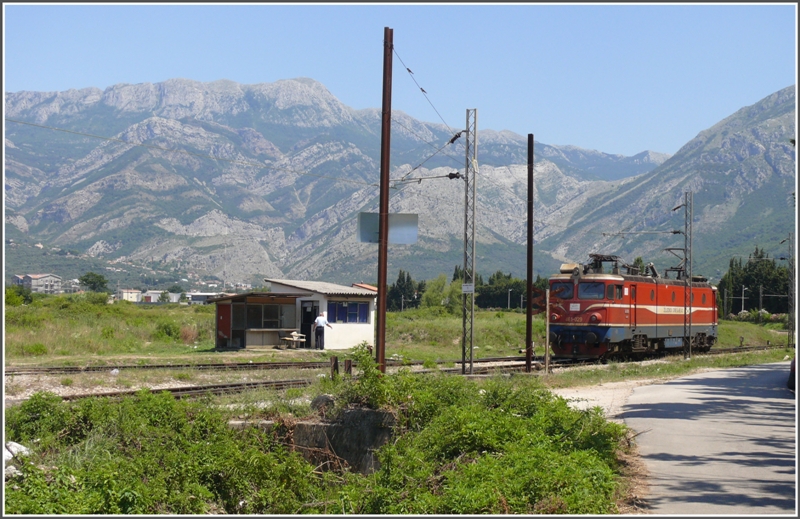 Nach lngerer Irrfahrt habe ich endlich das Bahnbetriebswerk Bar gefunden, das ca 4km Richtung Hafen vom Bahnhof entfernt liegt. Soeben erreicht 461-029 den Weichenposten an der Einfahrt. Ganz im Hintergrund erkennt man die Burganlagen von Stari-Bar, das wiederum 4km vom Stadtzentrum entfernt am Berghang lag. (29.07.2009)