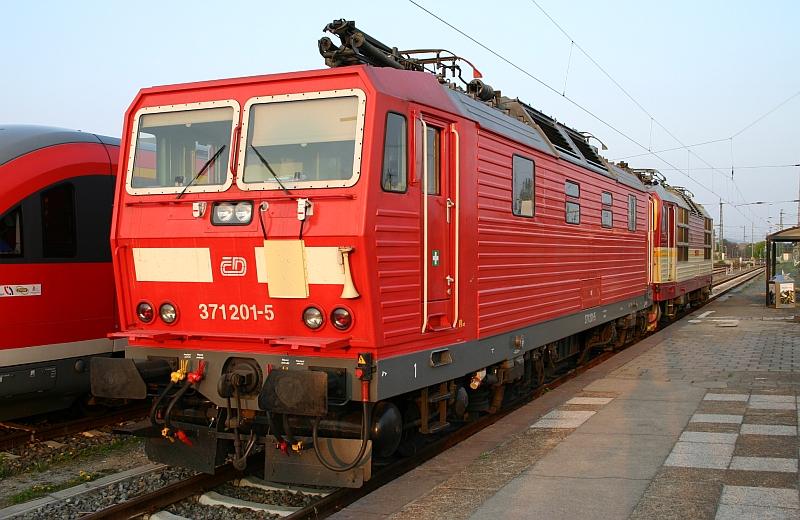 Nach langem Warten kam 371 201-5 am 23.04.05 endlich einmal nach Dresden Hbf. Im Hintergrund steht 372 006-7.