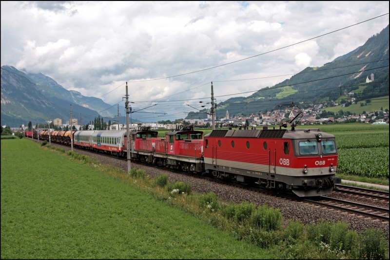 Nach mehr als Vier Tagen hat die 1044 103 (9181 1044 103-0) den RoLa-Umlauf zwischen Wrgl und Brennersee beendet und schleppt 1063 043, 1063 042, zwei Liegewagen der kombi in einem Gterzug von Wrgl zum Rangierbahnhof Hall i.Tirol oder Innsbrucker Fbf. (08.07.2008)