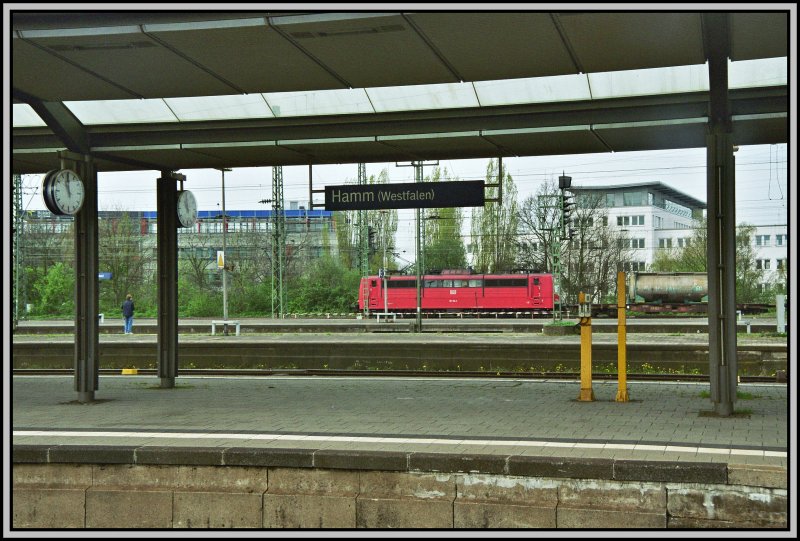 Nach der meiner Ankunft in Hamm (Westf), rollt die 151 134 mit einem Containerzug Richtung Ruhrgebiet. Aufgenommen am 13.04.2007