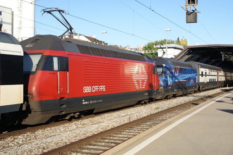 Nach meiner Rckkehr aus der Ostschweiz bemerkte ich, dass mein Zug sehr frh stehen blieb. Grund dafr war, dass ein Extrazug, der aus Solothurn gekommen war, mit dem Interregio 2136 wieder dorthin zurck berfhrt wurde. So kam ich in den einmaligen Genuss, eine normale Re 460, die Re 460 006-0, und eine Werbelok, die Re 460 021-3, gemeinsam aus dem Zrcher Hauptbahnhof ausfahren zu sehen.

