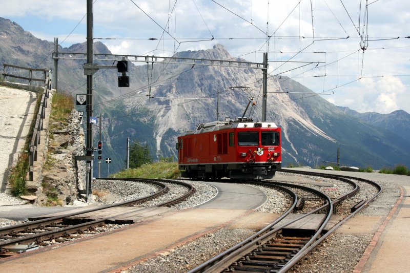Nach der morgendlichen Bergfahrt als RE fhrt die Gem 4/4 801 alleine ber den Berg zurck nach Poschiavo. Auf der Alp Grm wartet sie die Kreuzung mit Zug 1656 ab. 31.7.2008. 