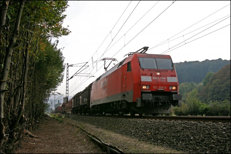 Nach der Morgendlichen fhrt von Oberhausen-West nach Kreuztal ist die 152 096, mit ihrer Rckleistung von Kreuztal Gbf ins Ruhrgebiet, bei Hohenlimbrug unterwegs.(10.10.2007)