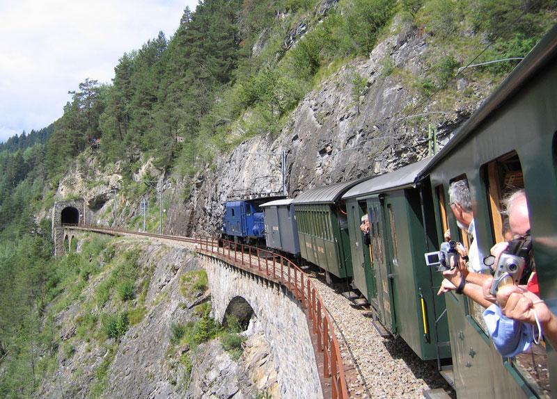 Nach Passieren des Landwasser-Viaduktes wird  Krokodil  Ge 6/6 I Nr. 412 mit dem Nostalgie-Glacierexpress gleich in den Zalaint-Tunnel einfahren - 13.08.2005