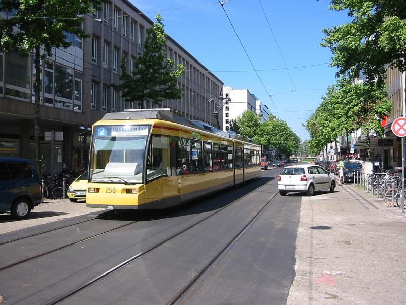Nach Pfingsten 2005 wurden auf einem Teilstck der westlichen Kaiserstrasse in Karlsruhe die Straenbahngleise ausgetauscht. Bereits an Fronleichnam, knapp anderthalb Wochen nach Beginn der Arbeiten, konnte dieser Abschnitt wieder befahren werden. Das Bild wurde tags darauf, am 27.05.2005 aufgenommen und zeigt eine Niederflurstraenbahn, eingesetzt auf der Linie 2. Den beteiligten Firmen und ihren Mitarbeitern gebhrt groes Lob fr die rasche Durchfhrung der Arbeiten, ebenso natrlich den Planern vom Karlsruher Verkehrsverbund. Interessant ist, dass die Gleise nicht wie sonst in Karlsruhe blich mit Pflastersteinen eingefasst wurden, sondern mit einer normalen Asphaltdecke. Vielleicht geschah dies aus zeitlichen Grnden.