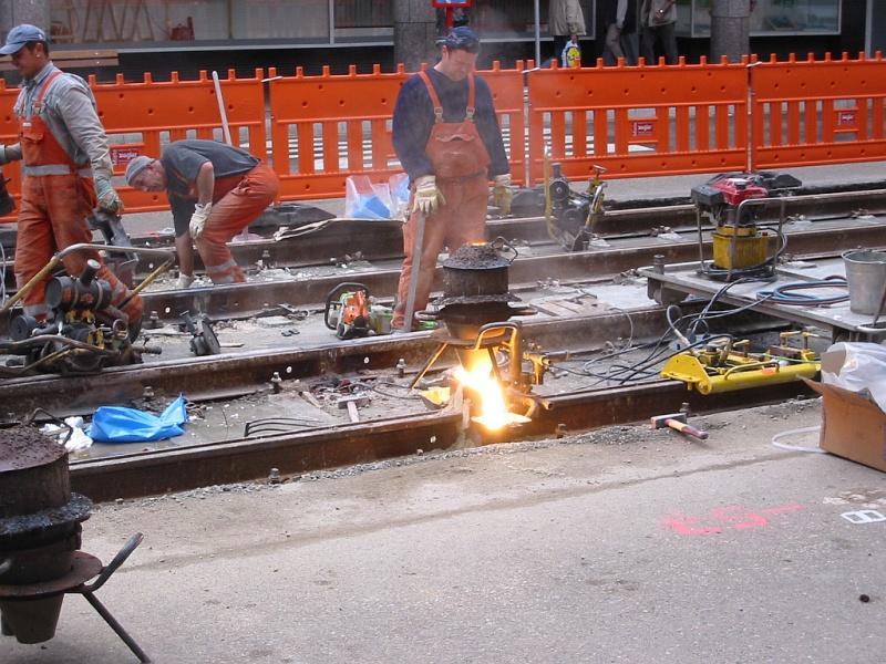 Nach Pfingsten 2005 wurden auf einem Teilstck der westlichen Kaiserstrasse in Karlsruhe die Straenbahngleise ausgetauscht. Hier werden zwei Gleise miteinander verbunden. Die Aufnahme stammt vom 21.05.2005.