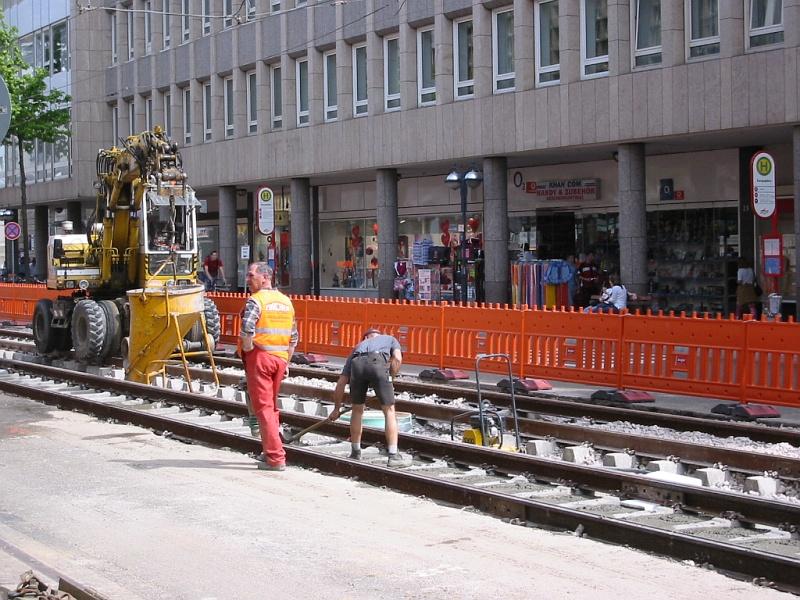 Nach Pfingsten 2005 wurden auf einem Teilstck der westlichen Kaiserstrasse in Karlsruhe die Straenbahngleise ausgetauscht. Nachdem mit der Stopfmaschine der Schotter unter den Gleisen und den Schwellen verstopft wurde, wurde darber eine Betonschicht aufgebracht. Dabei kam wieder der Zweiwegebagger zum Einsatz. Diese Aufnahme stammt vom 20.05.2005.