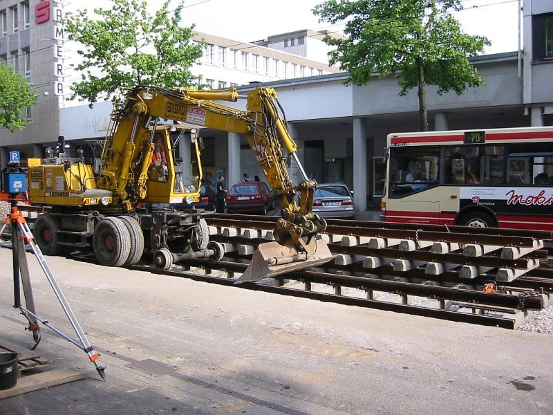 Nach Pfingsten 2005 wurden auf einem Teilstck der westlichen Kaiserstrasse in Karlsruhe die Straenbahngleise ausgetauscht. Dabei kam auch dieser Bagger mit Zweiwegeausstattung zum Einsatz. Die Aufnahme stammt vom 19.05.2005. In dieser Zeit kam es zu einer umfassenden Umleitung nahezu aller Straenbahn- und Stadtbahnlinien, die durch das Nadelhr Kaiserstrasse fahren. Da ich selbst tglich die Straenbahn nutze kann ich sagen, dass der Karlsruher Verkehrsverbund diese Aufgabe recht gut gelst hat; die Unanehmlichkeiten hielten sich in Grenzen und waren schnell wieder vorbei.