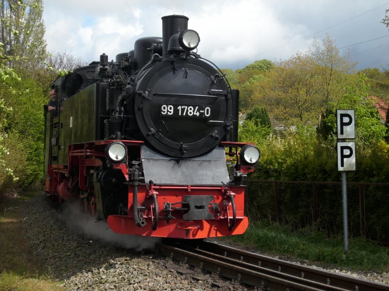 Nach der planmigen Zugkreuzung verlie 99 1784 mit ihrem Personenzug Ghren-Putbus am 06.Mai 2009 Binz LB.