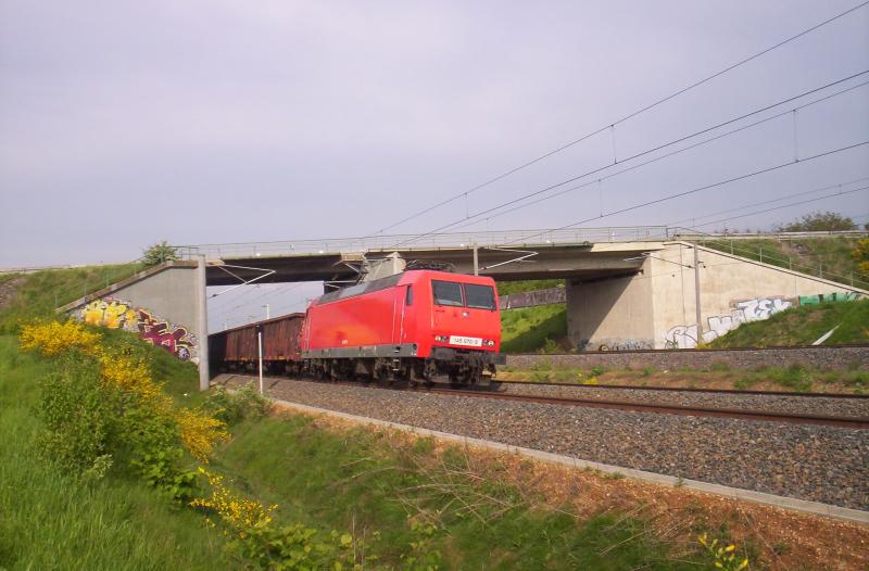 Nach Regen folgt auch wieder Sonnenschein. Ca. 2 Stunden nachdem ich 146 023-7 fotografierte, schien die Sonne was sehr gut fr dieses Foto war. 145 070-9 mit einem Gterzug nach Aachen West bei der durchfahrt von Merzenich.