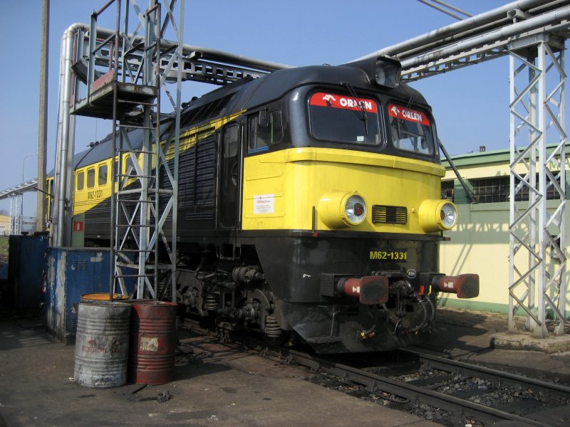 Nach der Reise  mssen wir noch 3900 Liter Dieselkraftstoff tanken und 70 Liter l im Motor ergnzen.