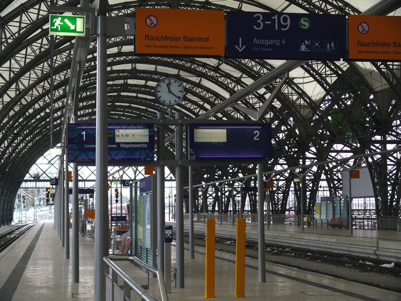 Nach der Rekonstruktion wurden aus den bisherigen Gleisen 3 und 4 die Gleise 1 und 2 (die ehemaligen Gleise 1 und 2 auerhalb der Sdhalle wurden nicht in das Nummernschema einbezogen), das Gebude fr die Aufsicht ist entfallen und vieles ist moderner; Dresden Hbf, 22.02.2009
