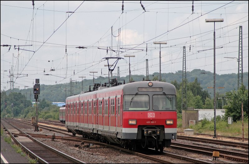 Nach einer sehr kurzen Nacht war heute ein Besuch bei Verwanten angesagt. Ein Besuch des Bahnhofes war natrlich pfilicht;-) 420 385/885 erreicht als S9 von Wuppertal Hbf komment den Zielbahnhof Haltern am See. (15.06.2008)
