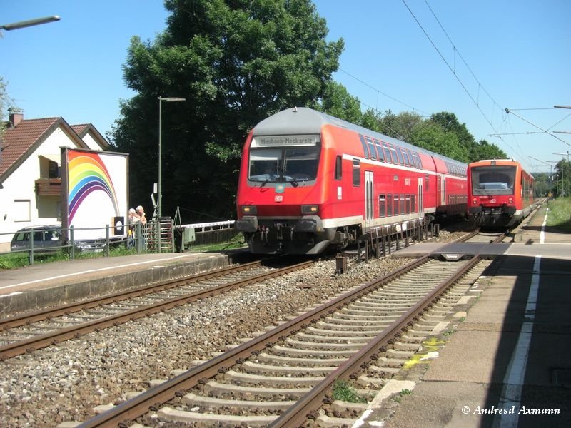 Nach seinem kurzen Halt, fhrt RB22920 von Herrenberg kommend richtung Plochingen weiter. Zurgleichenzeit kommt RE22019 aus Stuttgart mit fahrtziel Tbingen durch Oberbohingen, allerdings mit einer seltsamen Zugzielanzeige  Mosbach-Neckarelz  (23.05.2009) 