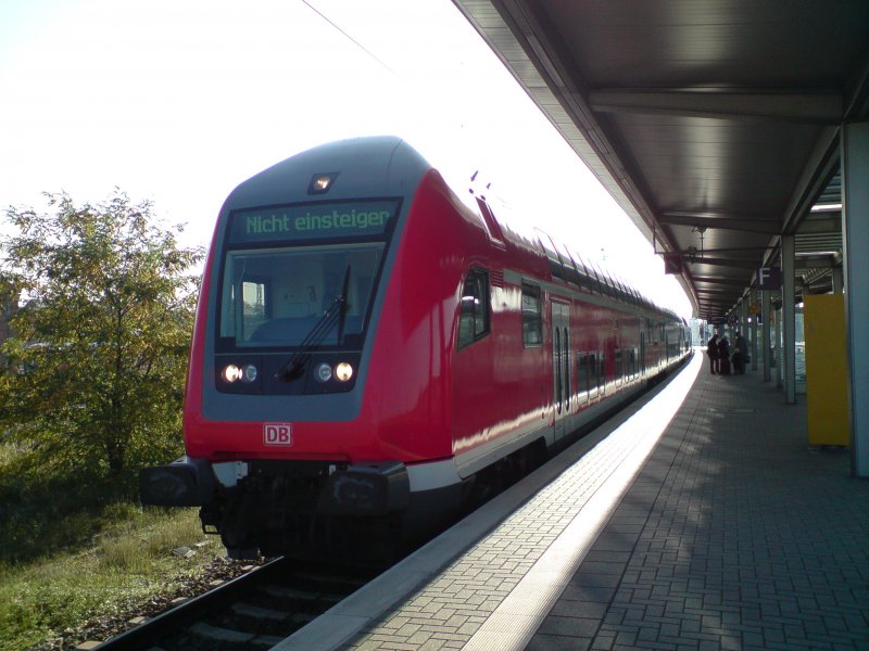 Nach seiner knapp 2 stndigen Fahrt endet RE4 aus Luckenwalde in Wittenberge und fhrt 12:16 wieder zurck nach Ludwigsfelde ber Neustadt(Dosse), Nauen, Berlin-Spandau, Berlin Hbf(tief) & Berlin-Sdkreuz.
Wittenberge 23.10.2008
