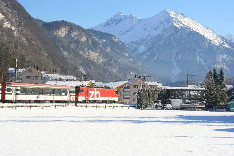 Nach steiler Talfahrt hat der Zug der Brningbahn den Zahnstangenbereich verlassen und begibt sich auf der Flachstrecke zum Bahnhof Meiringen; 11.01.2009
