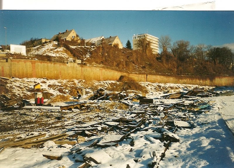 Nach der Stillegung des Sassnitzer Hafen am 07.01.1998 sollte der Fhrhafen noch als Nothafen dienen doch dann entschied man sich smtliche Gleise und Gebude abzureien.Im Januar 2000 waren die Gleise und das Stellwerk schon abgerissen.Selbst die bekannte Straenbrcke zum Fhrhafen wurde abgerissen.