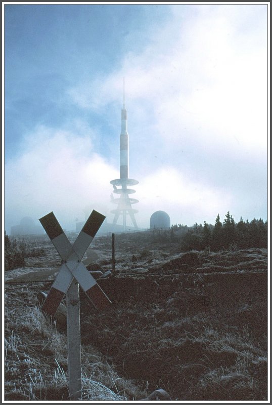 Nach einer Stunde auf dem Gipfel hatte die Brockenhexe ein Einsehen und ich konnte mich endlich orientieren und der abziehende Nebel gab den Blick auf Turm und Strecke frei. (Archiv 12/94)