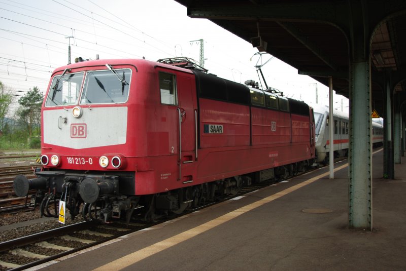 Nach der tglichen Fahrt zwischen Bebra und Frankfurt wird die 181 213-0  Saar  in Bebra umgesetzt und wieder an ihrem IC bereitgestellt fr den nchsten Morgen. 16.04.2009.