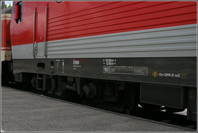 Nach der Teilaussbesserung  T  im TS Werk Linz trgt die Baureihe neben dem neuen BB Logo auch die Anschriften am Rahmen. Hier 9181 1044 110-5 am 30.06.07 in Kufstein.