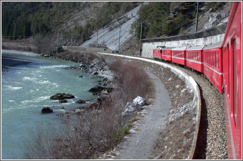 Nach Trin fhrt der RE nach Disentis geschtzt hinter einer Steinschlagmauer dem Vorderrhein entlang. (04.03.2007)