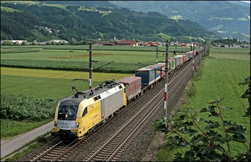 Nach ber 3 Stunden kommt die ES64U2-029 mit einem vollen KLV-Zug vom Brenner zurck und wird erneut von einigen Fotografen auf den Chip gebannt. (08.07.2008)
