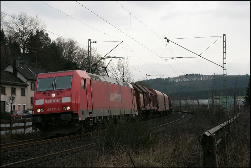 Nach ber einem Jahr wieder eine Aufnahme von ihr bei Bahnbilder.de:Graue Wolken hngen ber der 185 226, als sie sich mit dem 52296 nach Hagen Gbf, in die Kurve legt. (13.03.2008)