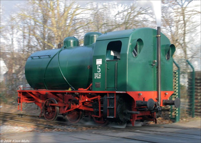 Nach einer bergabeleistung kommt Lok 5 (Krupp FNr. 3330/Baujahr 1958, Typ Rheinbrikett) von Ihrem bergabedienst zum Sasol-Werk in Herne zurck.  03.01.2008