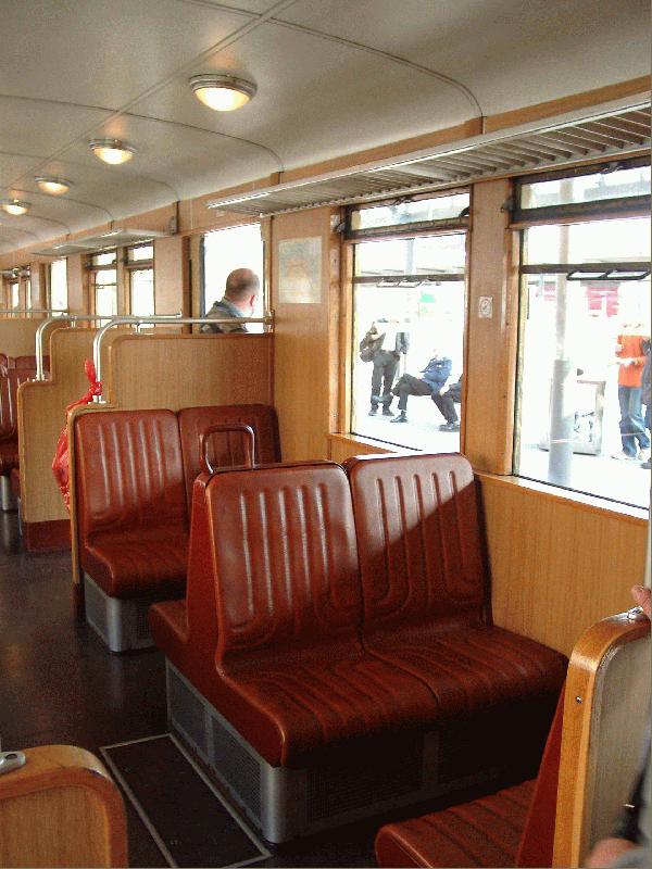 Nach der �bernahme der S-Bahn-Strecken in den ehemaligen Westsektoren Berlins durch die BVG wurden viele Wagen innen modernisiert. Die braunen Sitze fanden trotz ihrer Polsterung nicht viel Zustimmung, da das polierte Holz zu den S-Bahnen der BR 275 einfach dazu geh�rte. 475 005 ist noch in dieser  BVG -Ausstattung der 80er Jahre erhalten geblieben.