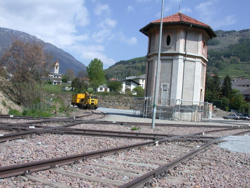 Nach bernahme der Vinschger Bahn durch das Land Sdtirol wurde auch der Bahnhof Mals restauriert. Der einmalige Gleisstern hinter der neuen Depotanlage wurde von Gestrpp und Unrat befreit und ist wieder betriebsfhig.