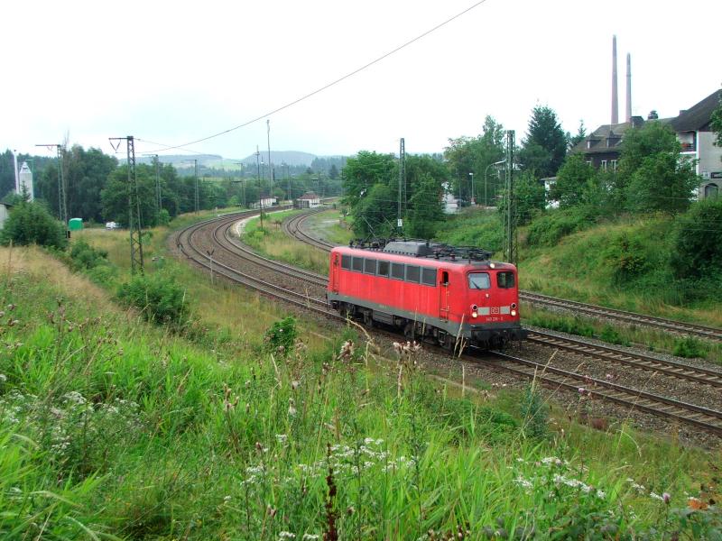 Nach Vorspannleistung vor einem schweren Kohlezug wird 140 216-4 als Lz wieder zurck in Richtung Probstzella berfhrt. Fotografiert am 20.8.05 am Scheitelpunkt der Frankenwaldrampe in Steinbach am Wald.