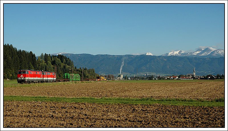 Nach Weikirchen Richtung Obdach waren am 13.9.2007 die Felder bereits abgeerntet. Ein gute Mglichkeit VG 74565, der an dem Tag ausnahmsweise mit einem 2143er Tandem bespannt war, von der Seite mit Blick auf Weikirchen aufzunehmen. Achja, es waren brigens 2143 064 und 044. Planleistung bei diesem Verschubgterzug ist ein 2016er Tandem.
