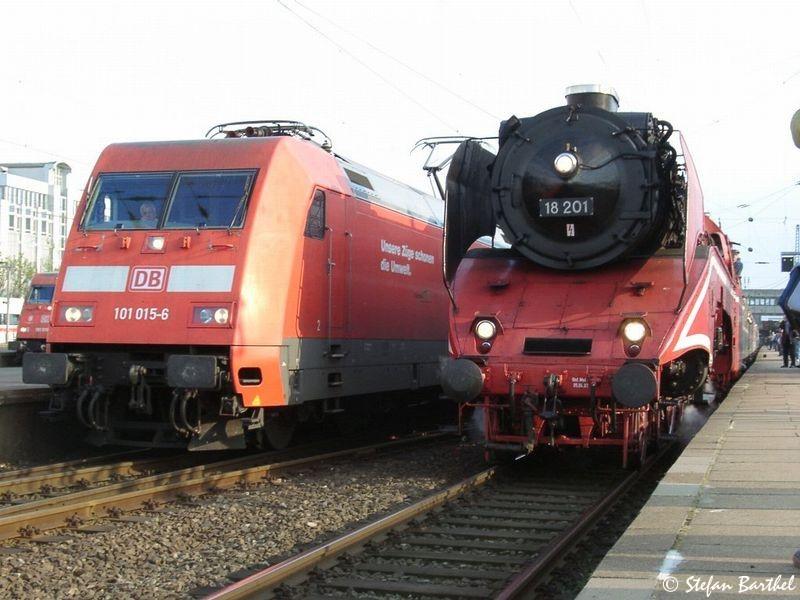 Nach wie vor ist das rot der 18 201 Geschmackssache. Aber es ist ein interessantes Bild, wenn die neueste Schnellzug - Elok und die schnellste Dampflok fast die gleiche Farbe haben.
Mai 2004
