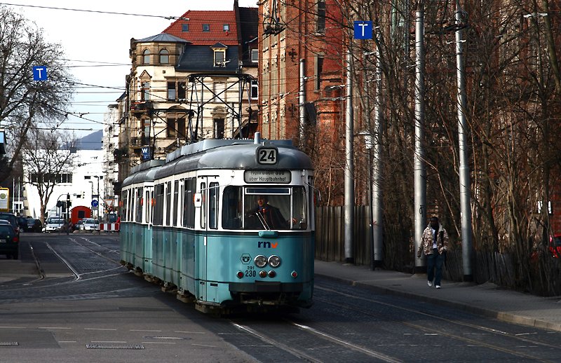 Nach wie vor zhlen die alten GT 6 Doppeltraktionen zum festen Stadtbild von Heidelberg. Am 25. Februar 2009 ist Traktion 291 als Linie 24 nach Rohrbach Sd in der Nhe des Heidelberger Hauptbahnhofes unterwegs.