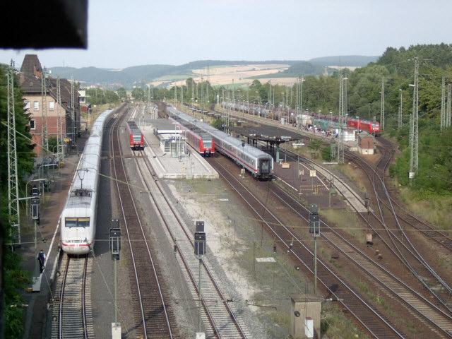 Nach zwei Oberleitungsschden auf der ICE-Strecke Kassel - Gttingen wurden die ICE's und IC's ber Witzenhausen - Hann.Mnden umgeleitet. Hier der Stau im Bahnhof Neu-Eichenberg: ein ICE ist schon  geparkt , ein IC fhrt Richtung Gttingen und rechts warten zwei Doppeltraktionen auf die Weiterfahrt nach Kassel!