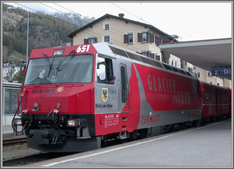 Nach zwei Stunden ist Samedan erreicht. Ein kurzer Kontrollblick nach hinten und weiter geht die Fahrt der Ge 4/4 III 651  Fideris  zur Endstation St.Moritz. (08.05.2007)